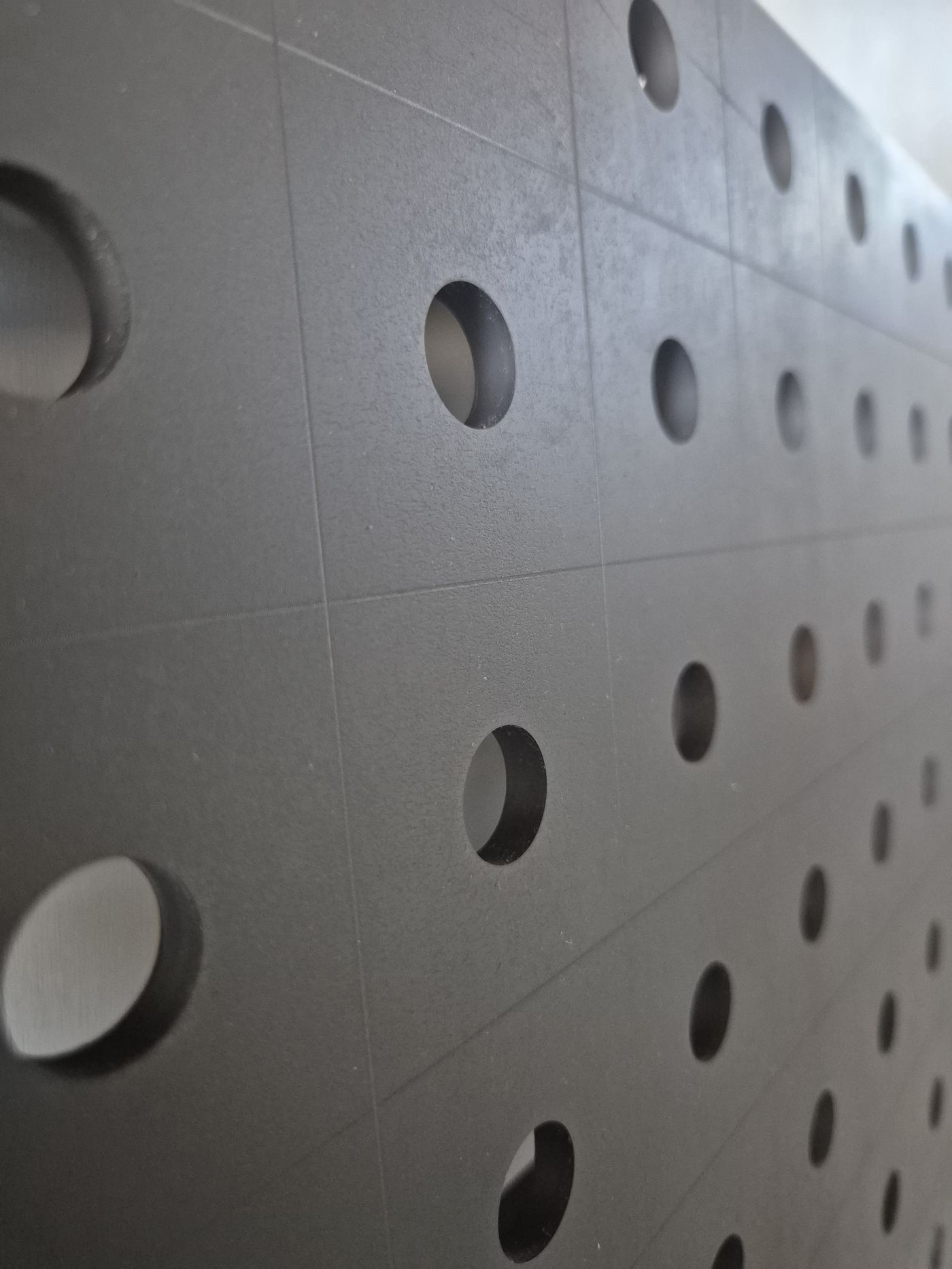 Detalhe da furação de uma mesa de solda SDS