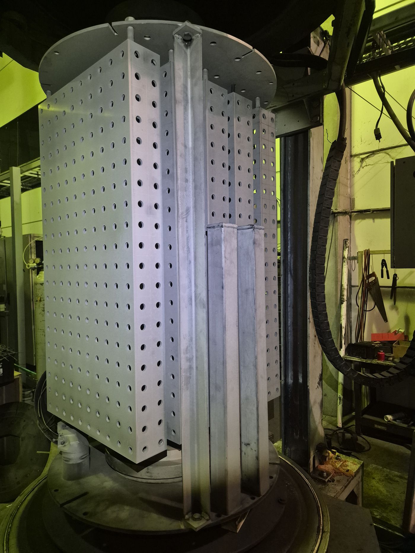 Peças SDS posicionadas no equipamento de nitretação por plasma