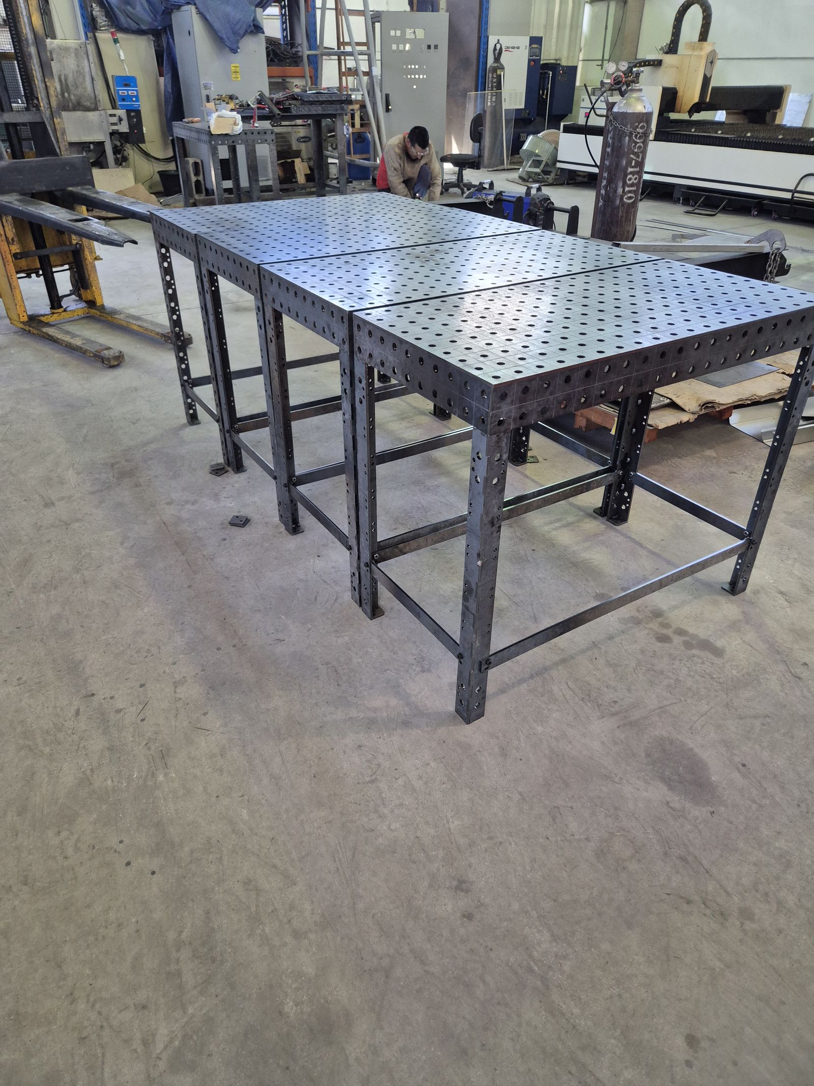 Conjunto de mesas modulares SDS formando uma área maior