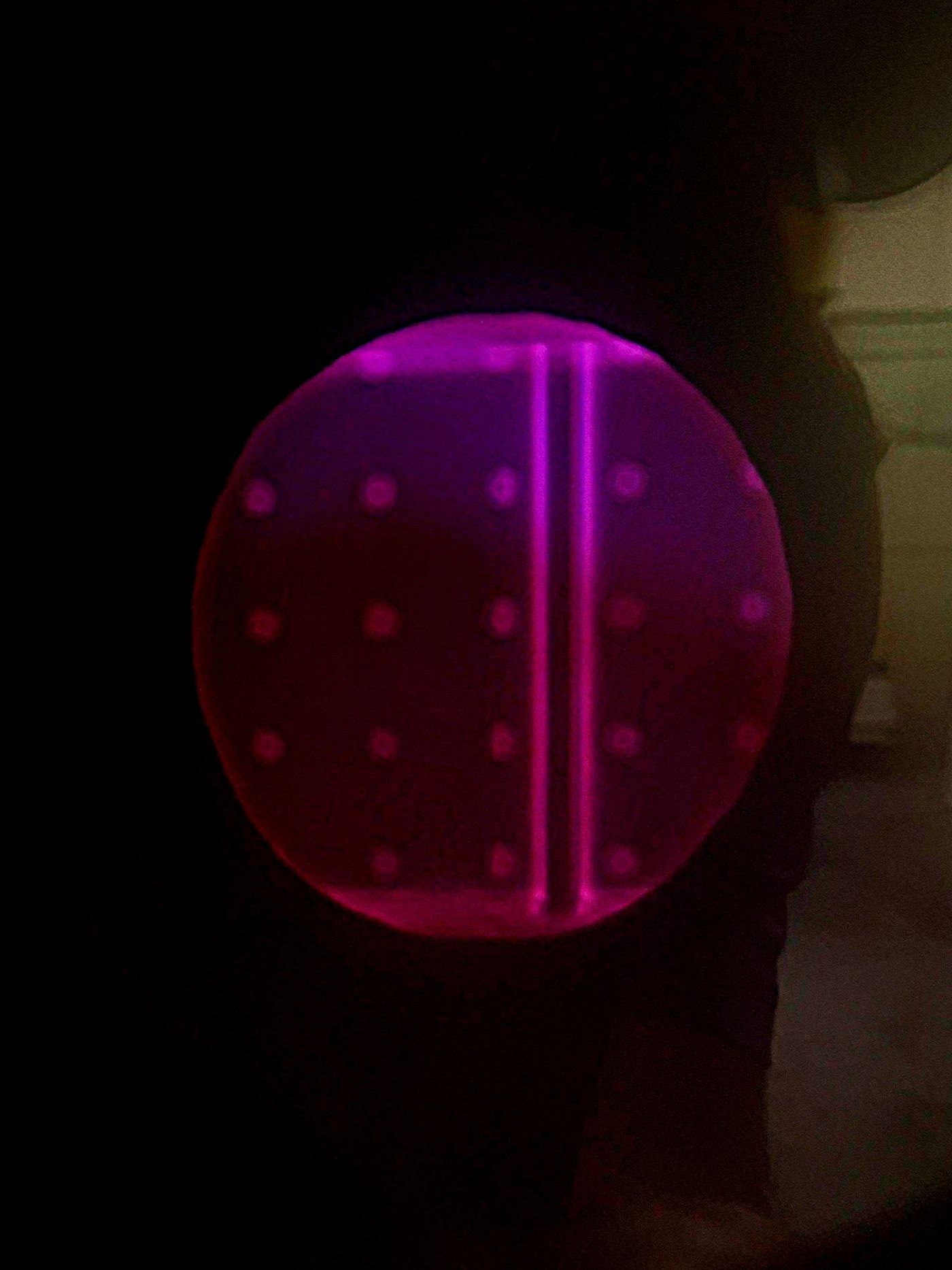 Brilho do plasma durante o processo de nitretação em câmara